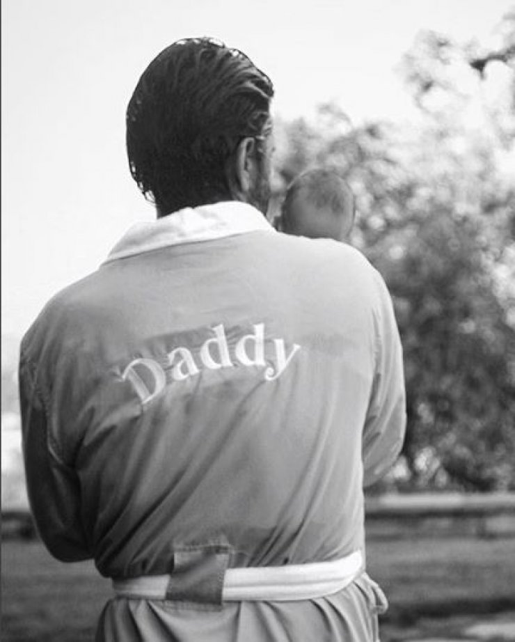 Επώνυμος Έλληνας ποζάρει με τον δύο μηνών γιο του! [εικόνα]