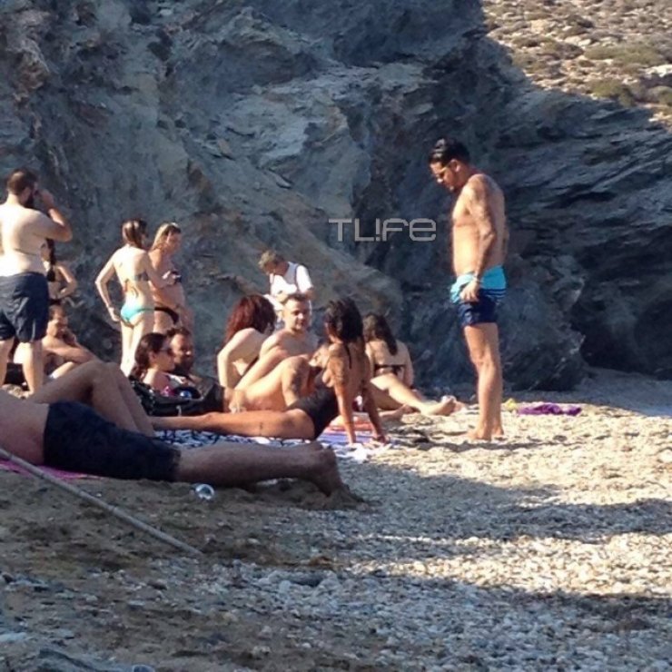 Σπάνιες φωτογραφίες του Έλληνα τραγουδιστή με τη σύντροφό του σε διακοπές