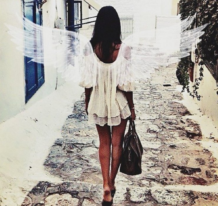 “Βάζει φωτιά”: Η σύζυγος επώνυμου Κύπριου στην κρεβατοκάμαρα τους με καυτά λευκά εσώρουχα