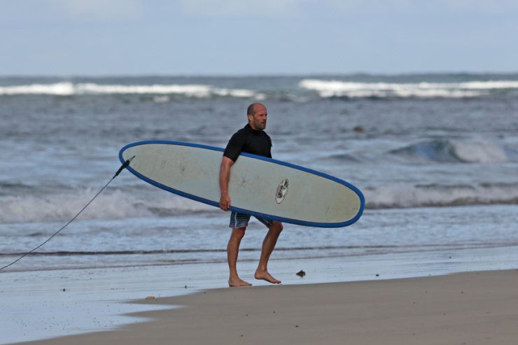 Ο Jason Statham πήγε για…surfing