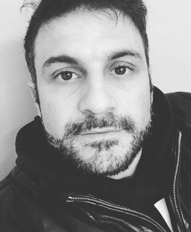 Αυτός είναι ο κούκλος αδερφός Ελληνίδας τραγουδίστριας!