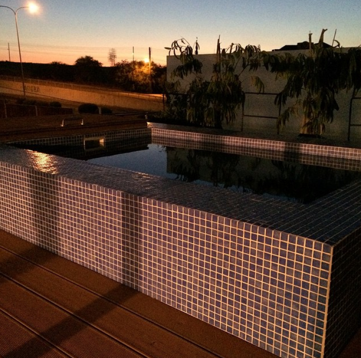 Ποιος Κύπριος τραγουδιστής χαλάρωσε στο τζακούζι του χθες βράδυ;