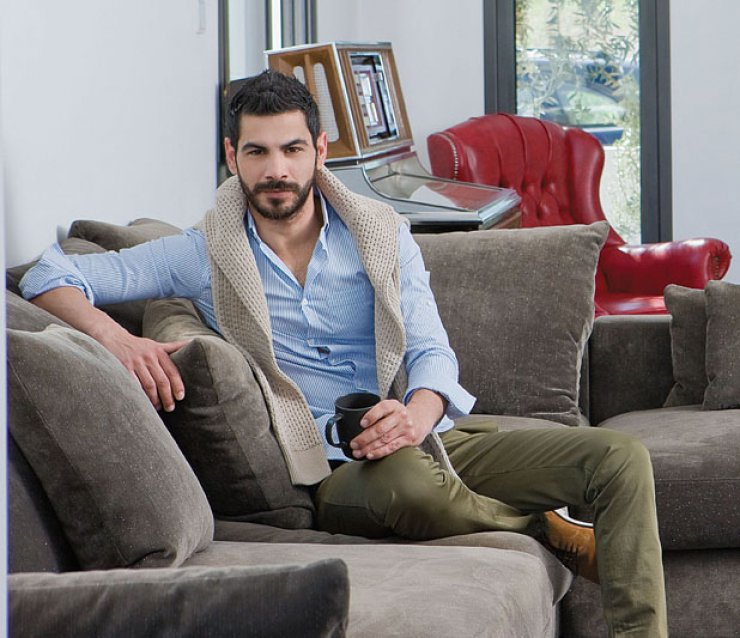 Σταύρος Κωνσταντίνου: Δείτε τον να ξαπλώνει στον καναπέ με…