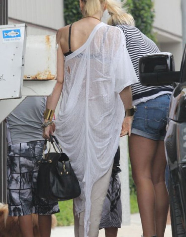 Πασίγνωστη τραγουδίστρια είναι έγκυος στα 47 της!