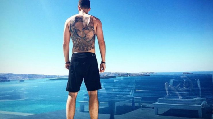 Ζευγάρι της ελληνικής showbiz ανεβαίνει τα σκαλιά της εκκλησίας