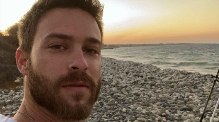 Στέφανος Μιχαήλ: Δείτε τον να ποζάρει στην αγκαλιά της αδερφής του 