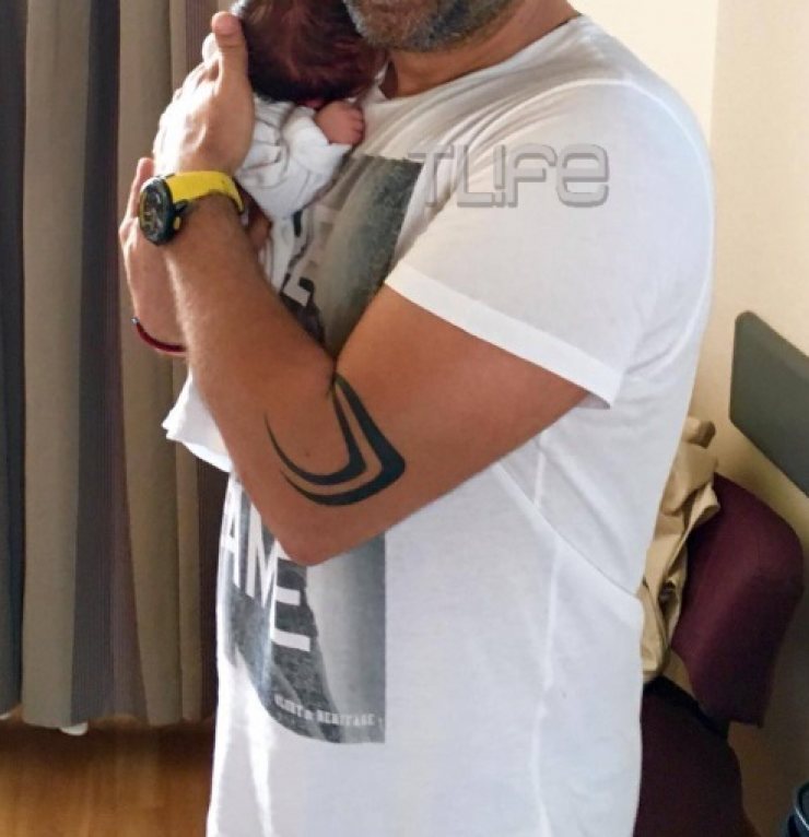 Η πρώτη φωτογραφία επώνυμου Έλληνα με τη νεογέννητη κορούλα του!
