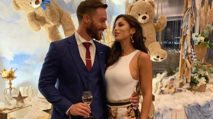 Ο Στέφανος Μιχαήλ μπήκε στην κουζίνα και μαγείρεψε για τη σύντροφό του! [βίντεο]