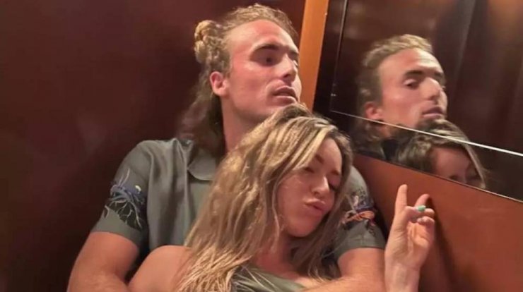 Το "δολοφονικό" βλέμμα της συντρόφου του Τσιτσιπά στον πατέρα του που έγινε viral [βίντεο] 