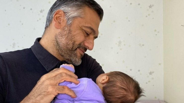 Στέλιος Κρητικός: Μας έδειξε για πρώτη φορά το πρόσωπο της νεογέννητης κόρης του [εικόνα]