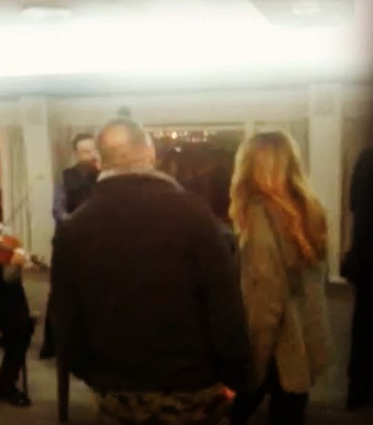 Κύπριοι τραγουδιστές επισκέφθηκαν εστιατόριο στο εξωτερικό και ερμήνευσαν ελληνικό τραγούδι που έπαιζε τυχαία η ορχήστρα!