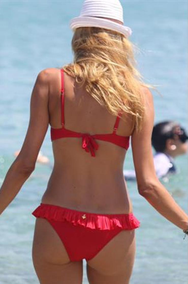 Η σέξι πίσω όψη Κύπριας μοντέλου στη Μύκονο! [εικόνες]