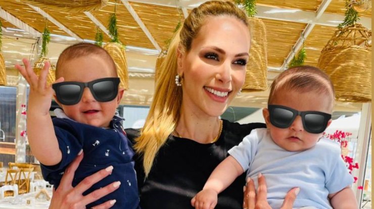 Στέλλα Δημητρίου: Παίζοντας με τους δίδυμους γιους της [εικόνες]