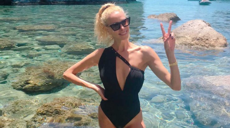 Στέλλα Δημητρίου: Ποζάρει με τον μέλλοντα σύζυγό της με ασορτί outfit!