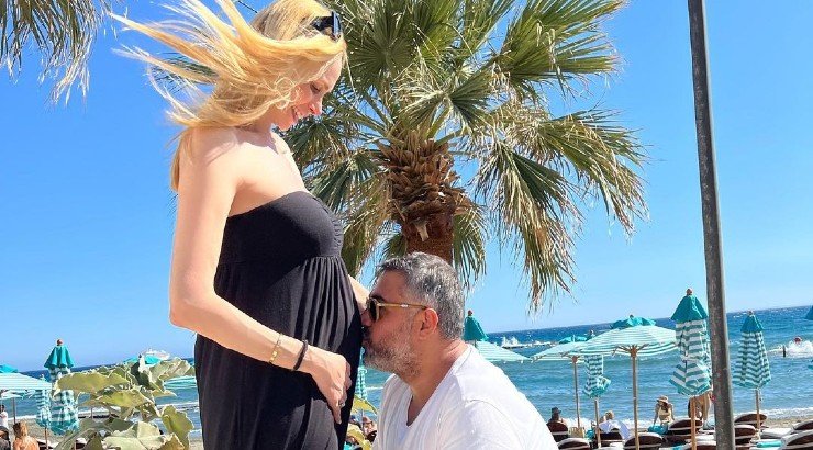 Στέλλα Δημητρίου: Ποζάρει στο κρεβάτι δείχνοντάς μας τη φουσκωμένη της κοιλίτσα 