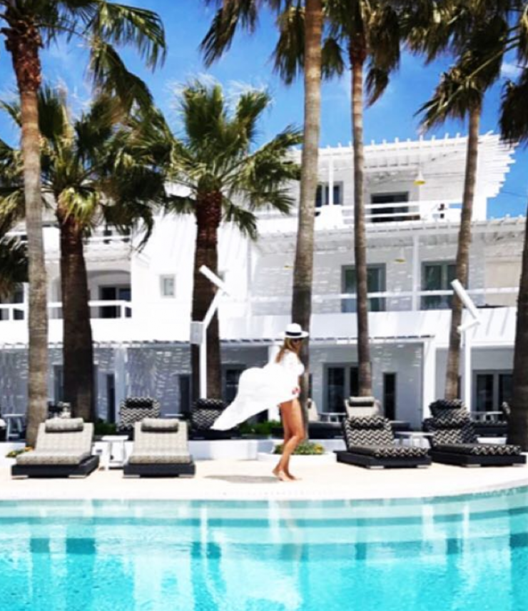 Επώνυμη Κύπρια "βάζει φωτιά" στη Μύκονο!