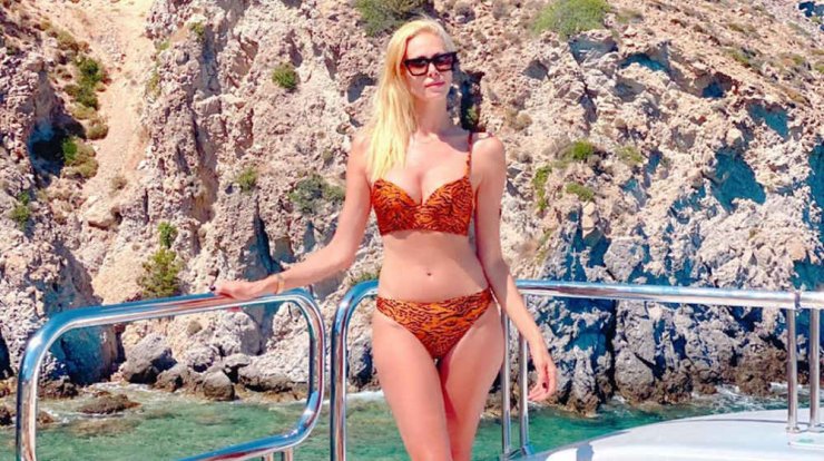 Στέλλα Δημητρίου: Μας έδειξε το διαμαντένιο της μονόπετρο και είναι υπέροχο!