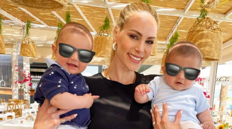 Στέλλα Δημητρίου: Απαθανάτισε τους γιους της να παίζουν στο σαλόνι του σπιτιού τους [εικόνα]