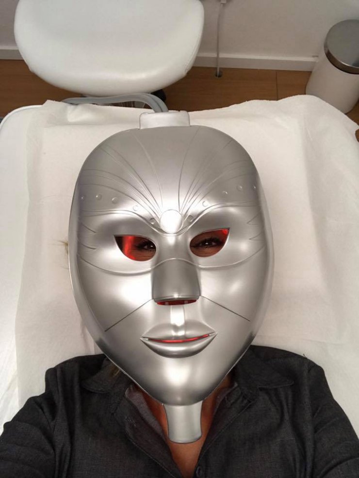 Ακομπλεξάριστη επώνυμη Κύπρια μας δείχνει τι έχει κάνει στο πρόσωπό της!