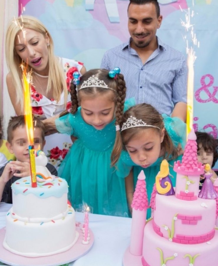 Απλά υπέροχες! Δείτε τα δίδυμα κοριτσάκια του Κωνσταντίνου και της Στέλλας Χαραλαμπίδη την πρώτη ημέρα στο σχολείο!