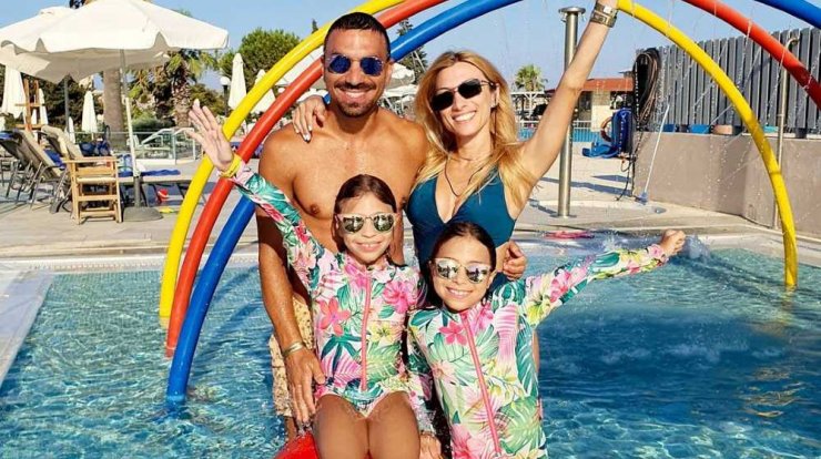 Κωνσταντίνος – Στέλλα Χαραλαμπίδη: Φωτογραφίζουν τις δίδυμες κόρες τους στις διακοπές τους στις Σπέτσες!