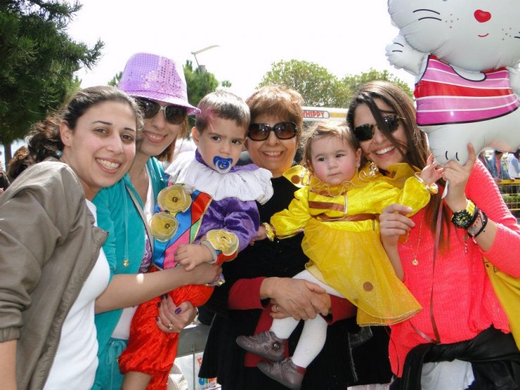 Στέλλα Στυλιανού: Στην καρναβαλίστικη παρέλαση μαζί με την βαφτιστήρα της