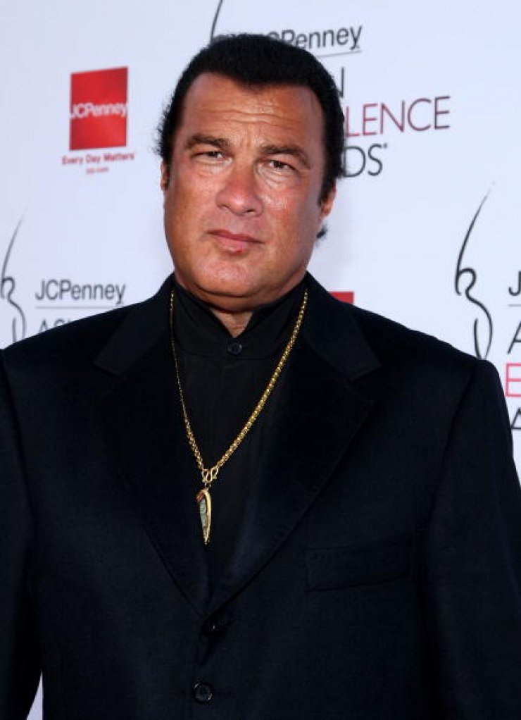 Ο Steven Seagal παίρνει τα όπλα
