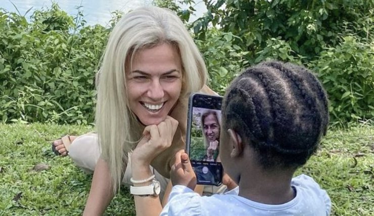 Χριστίνα Κοντοβά: Ολοκληρώθηκε η υιοθεσία και είναι στο σπίτι με την κόρη της! Συγκινητικές εικόνες