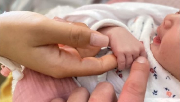 Baby Boom για ζευγάρι της κυπριακής showbiz: Η πρώτη εικόνα της νεογέννητης κόρης τους