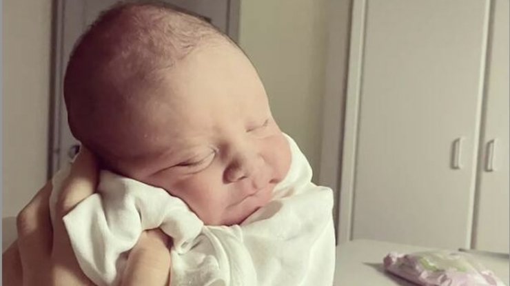 Baby Boom: Ελληνίδα τραγουδίστρια έγινε μαμά πρώτη φορά και λιώσαμε με τις εικόνες στο μαιευτήριο