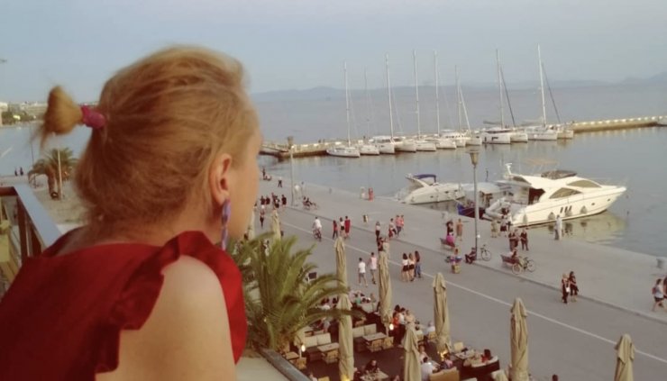 Ελληνίδα παρουσιάστρια έδωσε παραίτηση από το κανάλι ντυμένη στα χρώματα της Ουκρανίας [εικόνα]