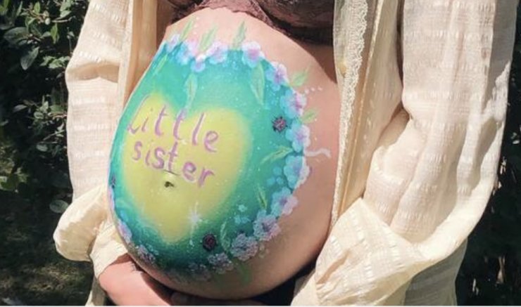 Ότι πιο όμορφο: Ελληνίδα τραγουδίστρια αποκάλυψε το φύλο του μωρού της με ζωγραφισμένη την κοιλιά της