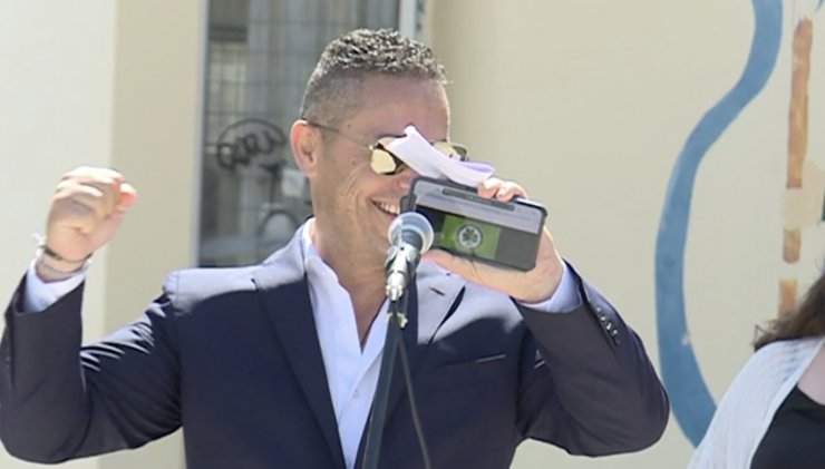 Tζον Χριστοδούλου: Πήγε στο γυμνάσιο Αγλαντζιάς και τους έβαλε τον ύμνο της Ομόνοιας [βίντεο]