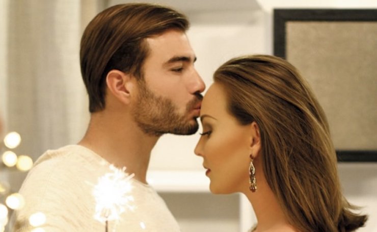 Ilona Garamvolgyi: H επική στιγμή που ο σύζυγος της αλλάζει τα κεράκια από την τούρτα γενεθλίων της 