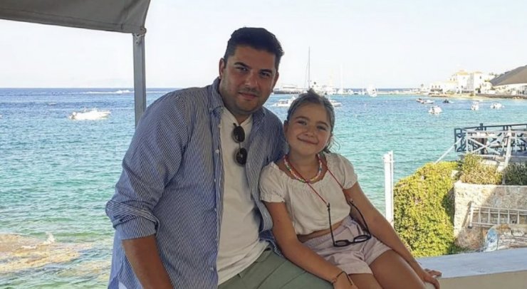 Θησέας Ιωάννου: Η γλυκιά επίσκεψη της κόρης του ενώ έκανε δελτίο ειδήσεων [εικόνα]