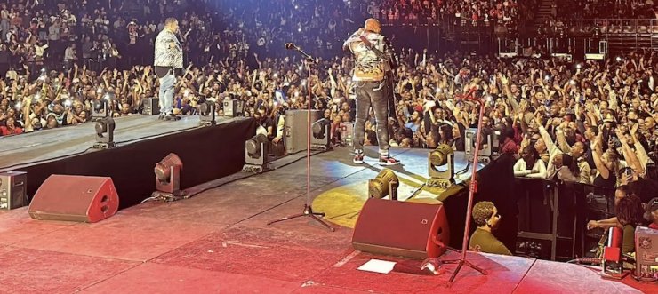 Τραγωδία στη Γαλλία: Γνωστός τραγουδιστής έπαθε ανακοπή και πέθανε στη σκηνή [βίντεο]