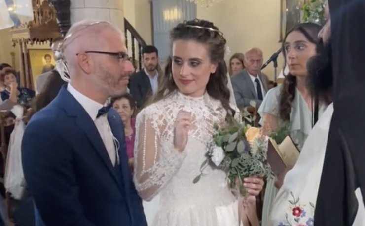 Ρίγη συγκίνησης στην Κύπρο: Νύφη μεταφέρει στη νοηματική τα λόγια του ιερέα στον άντρα της