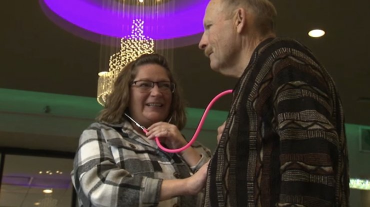 Συγκλονιστική στιγμή: Μητέρα ακούει την καρδιά της κόρης της στο σώμα ενός άνδρα που του έγινε μεταμόσχευση [βίντεο]