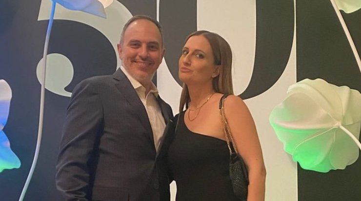 Γωγώ Αλεξανδρινού: Δείτε πόσο μεγάλωσε η κόρη της Χριστίνα ποζάροντας στο χριστουγεννιάτικο δέντρο