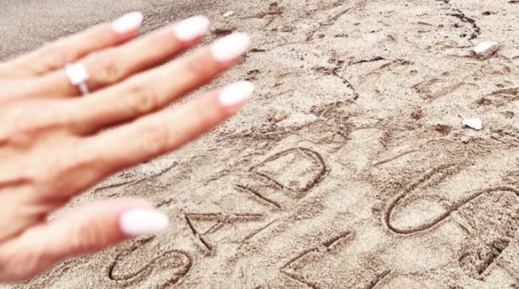 Δάκρυα συγκίνησης για πασίγνωστο μοντέλο του νησιού μας: Μόλις της έκανε πρόταση γάμου ο σύντροφος της