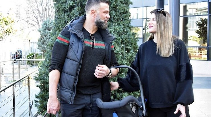 Κώστας Σόμμερ – Βαλεντίνη Παπαδάκη: To εξιτήριο από το μαιευτήριο με τη νεογέννητη κόρη τους [εικόνες]