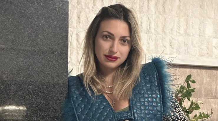 Κρίστυ Παπαδοπούλου: Νέα εικόνα της εγκυμοσύνης της σχηματίζοντας καρδιά στη φουσκωμένη κοιλιά της