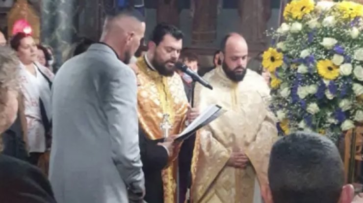 Νίκος Βουρλιώτης: Ο Έλληνας ράπερ έψαλλέ τα εγκώμια του επιτάφιου θρήνου [εικόνες]