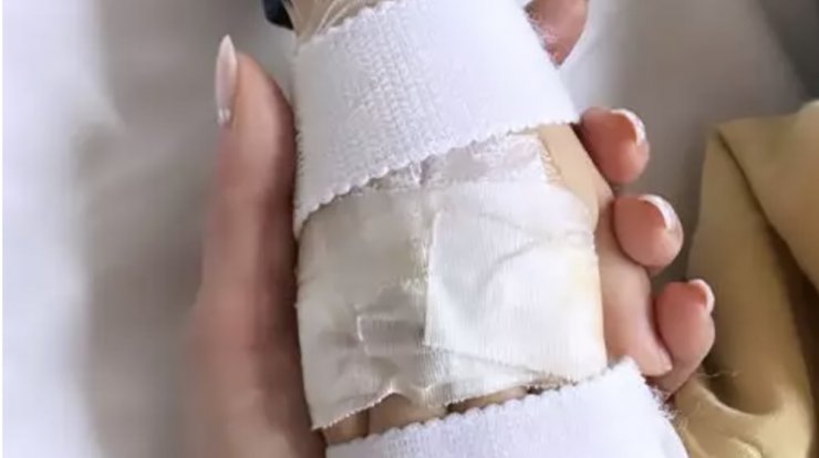 Eλληνίδα ηθοποιός πόσταρε εικόνες από το νοσοκομείο όπου νοσηλεύεται ο 4χρονος γιος της 