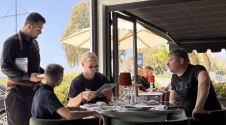 Έλαμπε από ευτυχία νεαρός φίλαθλος του Άρη: Κέρδισε ένα lunch με τον Κακόριν [εικόνες]