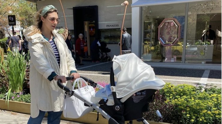 Κρίστυ Παπαδοπούλου: Το πρώτο ταξίδι με τον γιο της - Η τρυφερή στιγμή στο αεροπλάνο