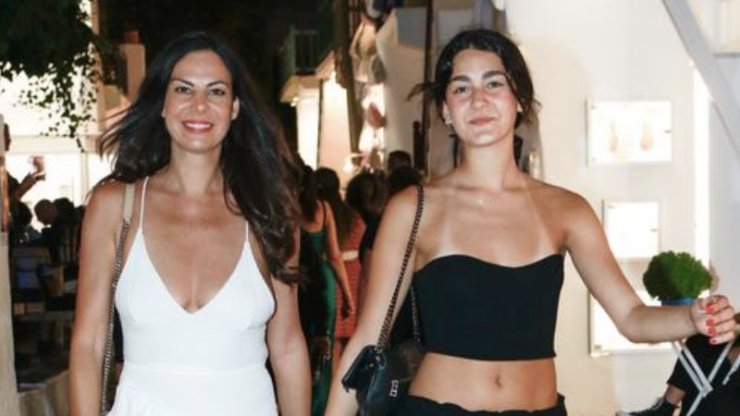 Εύη Βατίδου: Η συγκίνηση της στην τελετή αποφοίτησης της κόρης της [εικόνες]