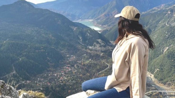 Eλληνίδα παρουσιάστρια συγκινημένη μόλις ανακοίνωσε την εγκυμοσύνη της - Η εικόνα με φουσκωμένη κοιλιά