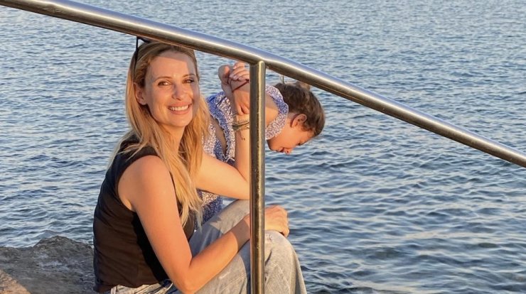 Χριστιάνα Αριστοτέλους: Τα νέα στιγμιότυπα στη θάλασσα με τον γιο της [εικόνες]