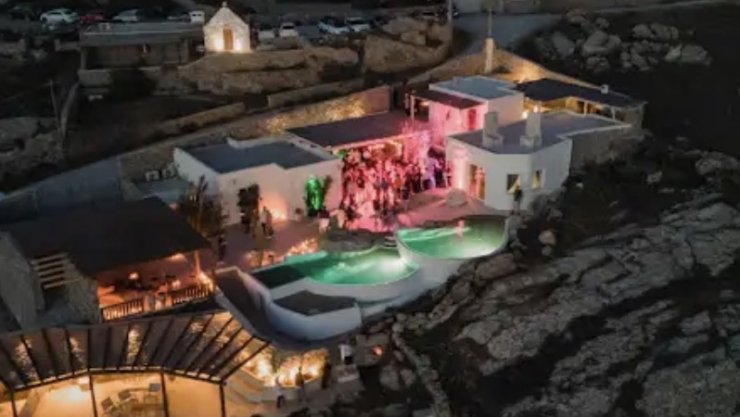 Χειροπέδες σε 28χρονη Κύπρια που διοργάνωσε παράνομο πάρτι σε βίλα στη Μύκονο